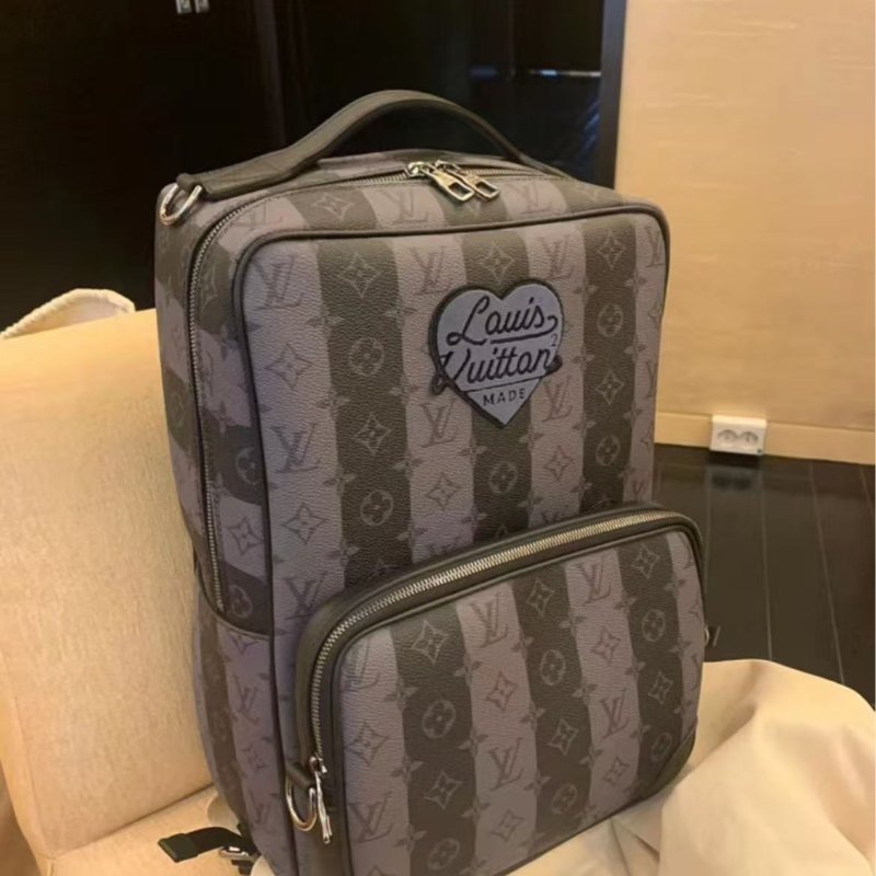 Lv nigo聯名黑花愛心後背包男女同款 配件塵袋購證 全新(細節私訊)-1