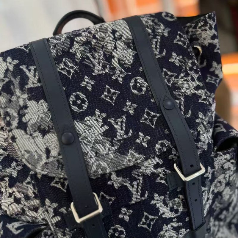 Lv christopher 暈染藍色丹寧後背包 99新 配件塵袋-1