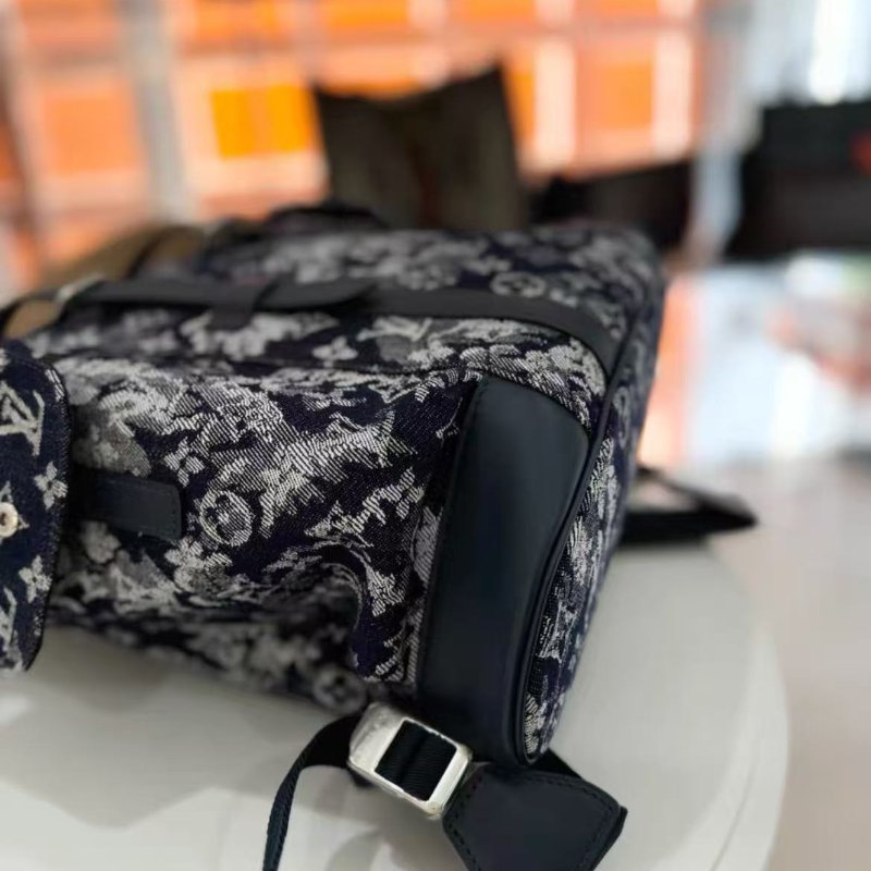 Lv christopher 暈染藍色丹寧後背包 99新 配件塵袋-3