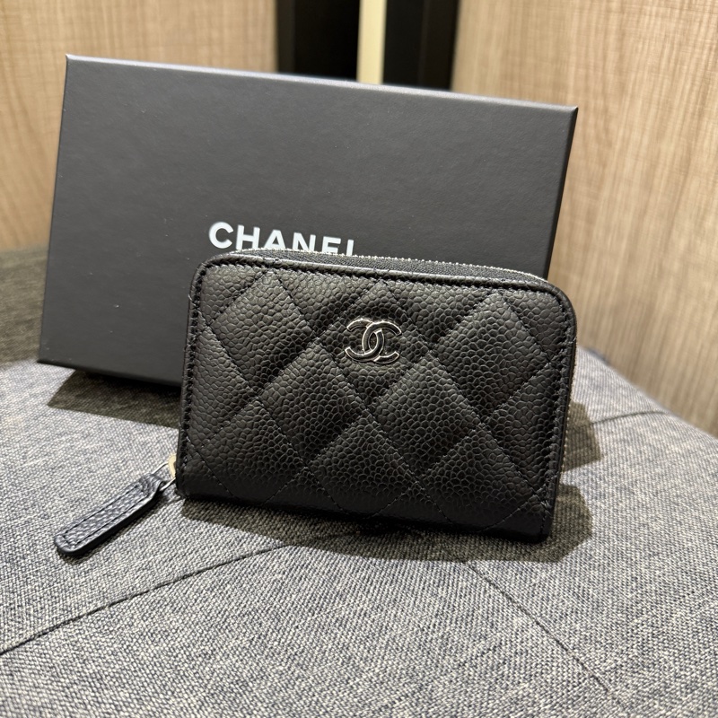 全新全配 CHANEL 黑色荔枝牛皮銀釦後口袋拉鍊卡片零錢包 AP0216-0