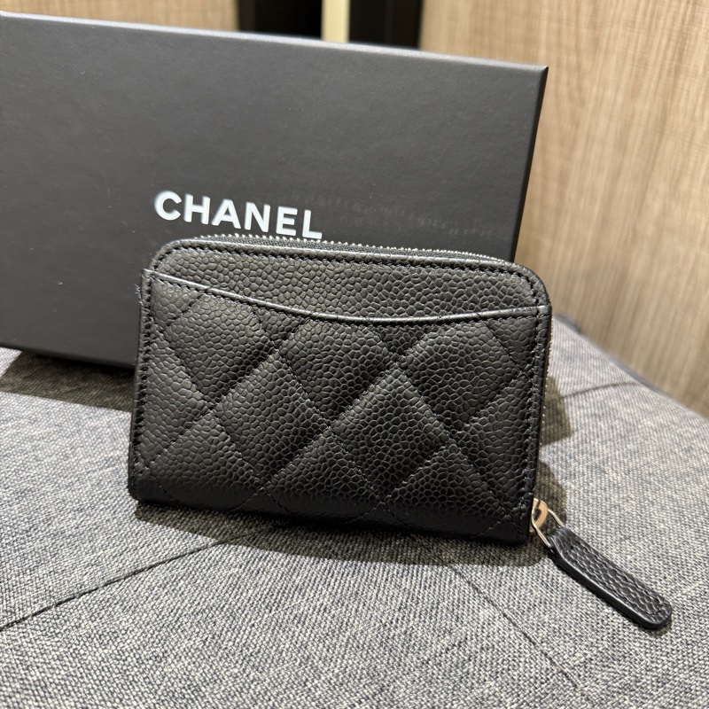 全新全配 CHANEL 黑色荔枝牛皮銀釦後口袋拉鍊卡片零錢包 AP0216-1