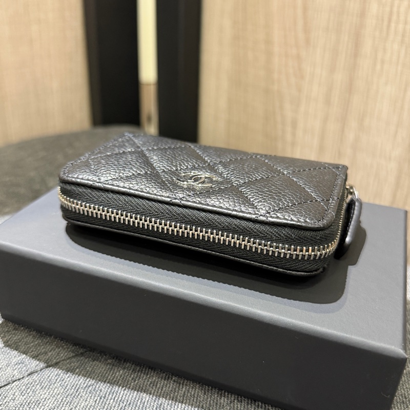 全新全配 CHANEL 黑色荔枝牛皮銀釦後口袋拉鍊卡片零錢包 AP0216-2