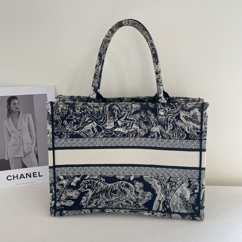 DIOR迪奧 BookTote 托特包系列 老虎圖案茹伊印花深色背景大容量刺繡 刺繡 托特包Tote包購物袋單肩手提包 中號 女款 藍色-1