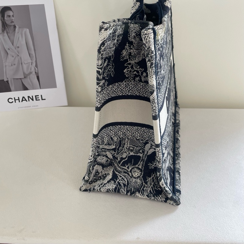 DIOR迪奧 BookTote 托特包系列 老虎圖案茹伊印花深色背景大容量刺繡 刺繡 托特包Tote包購物袋單肩手提包 中號 女款 藍色-3