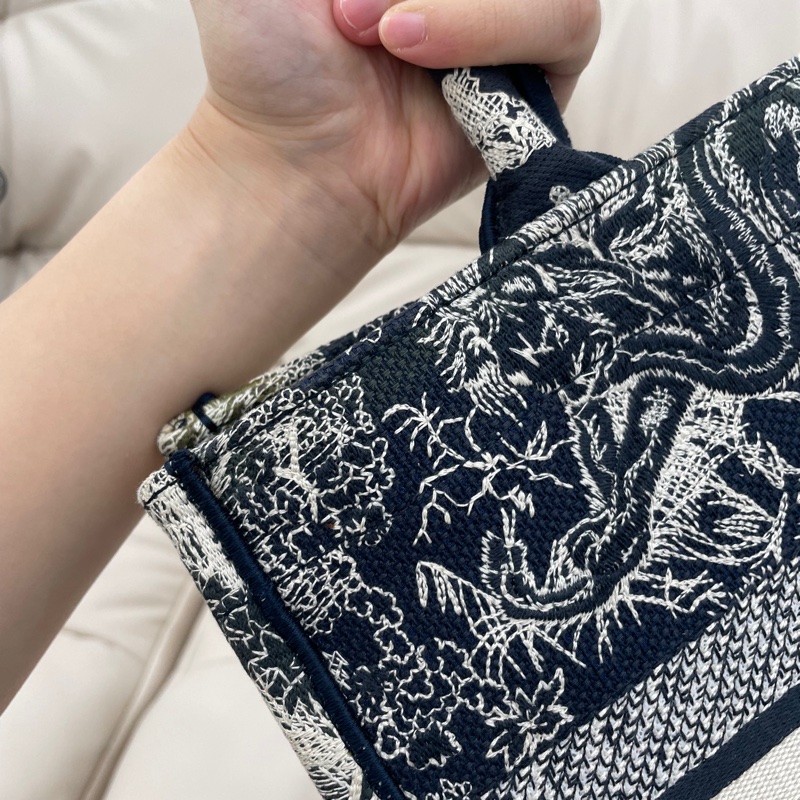 DIOR迪奧 BookTote 托特包系列 老虎圖案茹伊印花深色背景大容量刺繡 刺繡 托特包Tote包購物袋單肩手提包 中號 女款 藍色-12
