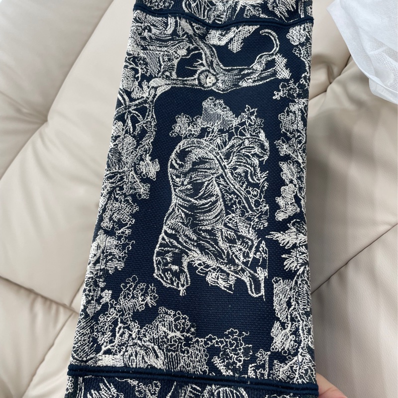 DIOR迪奧 BookTote 托特包系列 老虎圖案茹伊印花深色背景大容量刺繡 刺繡 托特包Tote包購物袋單肩手提包 中號 女款 藍色-19