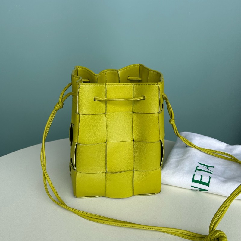 BV葆蝶家 奇異果綠水桶 肩背包 斜背包 斜挎包 尺寸18*14cm-0