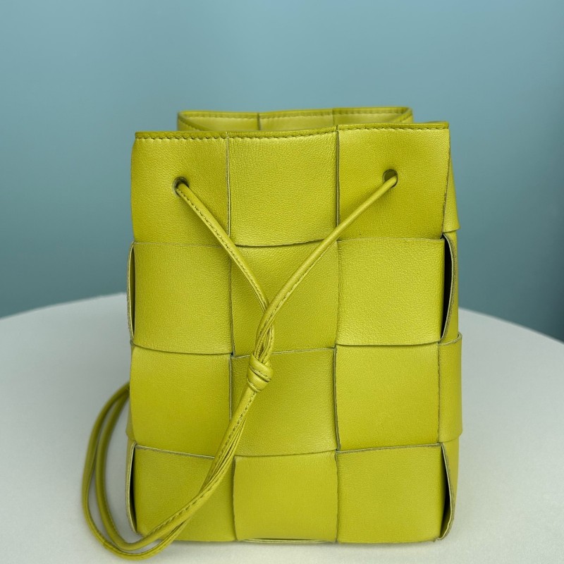 BV葆蝶家 奇異果綠水桶 肩背包 斜背包 斜挎包 尺寸18*14cm-1