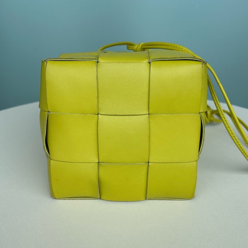 BV葆蝶家 奇異果綠水桶 肩背包 斜背包 斜挎包 尺寸18*14cm-9