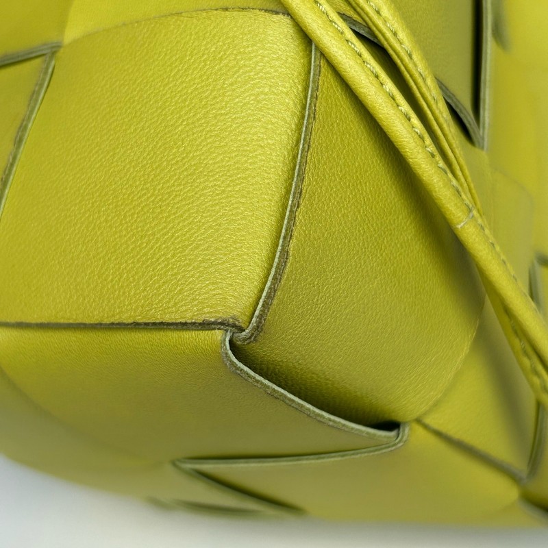 BV葆蝶家 奇異果綠水桶 肩背包 斜背包 斜挎包 尺寸18*14cm-11