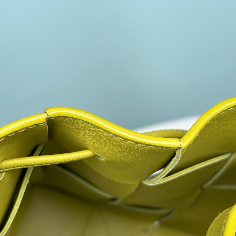 BV葆蝶家 奇異果綠水桶 肩背包 斜背包 斜挎包 尺寸18*14cm-15