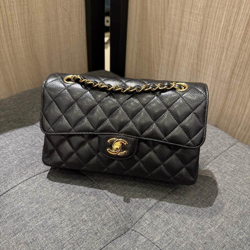 全配 CHANEL COCO 23 A01113 黑色荔枝牛皮金釦口蓋包 肩背包  CF23-0