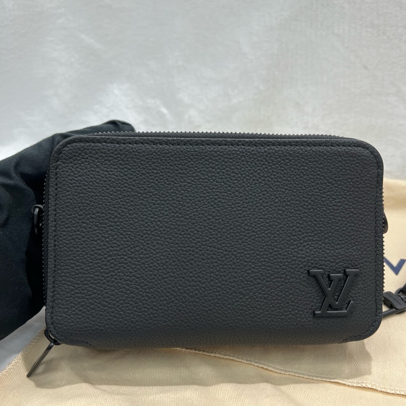 Louis Vuitton 黑色粒面小牛皮郵差包(I677)-0