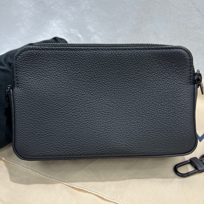Louis Vuitton 黑色粒面小牛皮郵差包(I677)-1