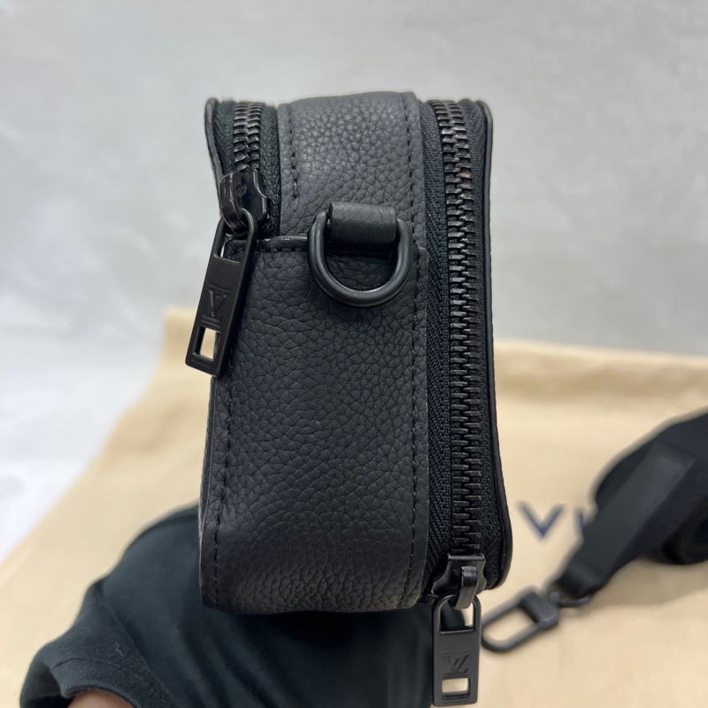 Louis Vuitton 黑色粒面小牛皮郵差包(I677)-3