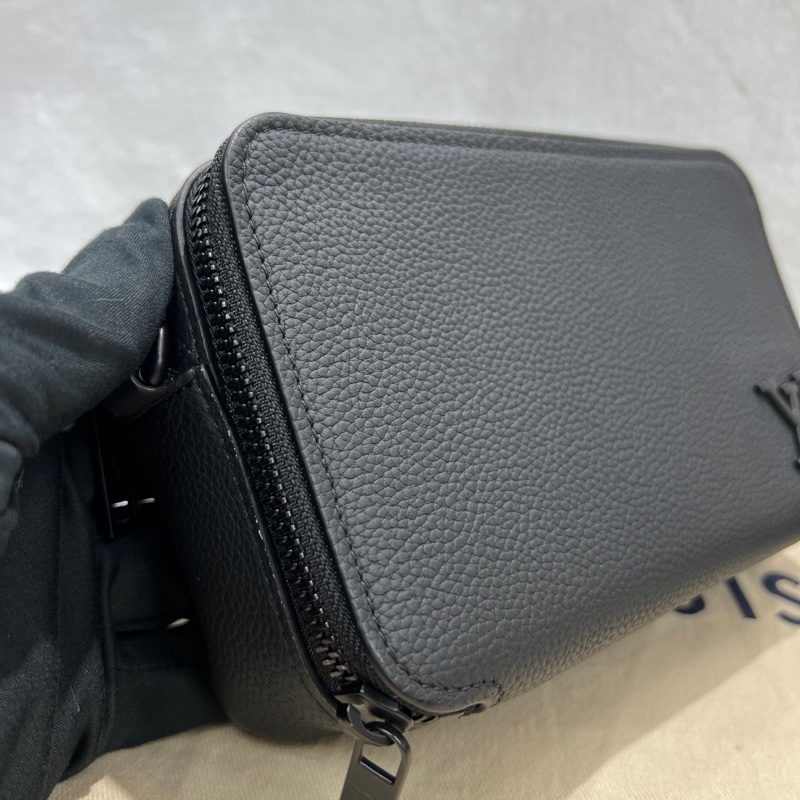 Louis Vuitton 黑色粒面小牛皮郵差包(I677)-6
