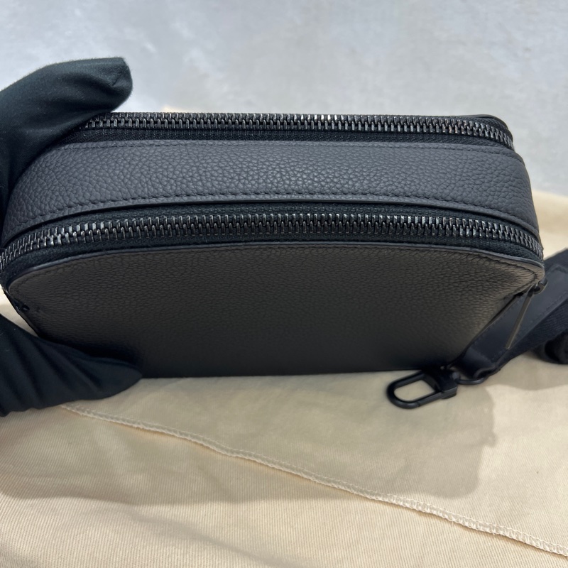 Louis Vuitton 黑色粒面小牛皮郵差包(I677)-13