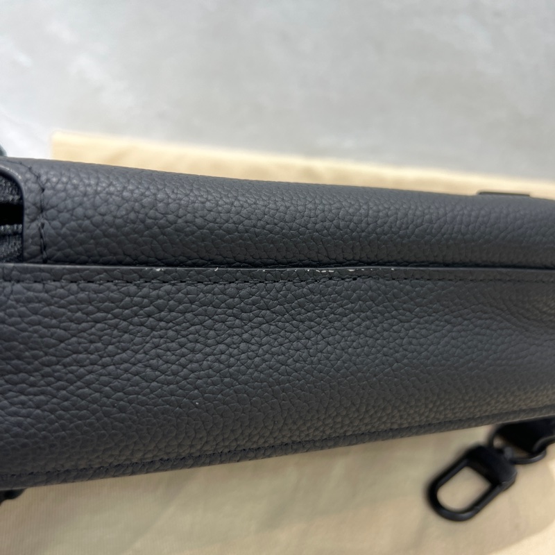 Louis Vuitton 黑色粒面小牛皮郵差包(I677)-16