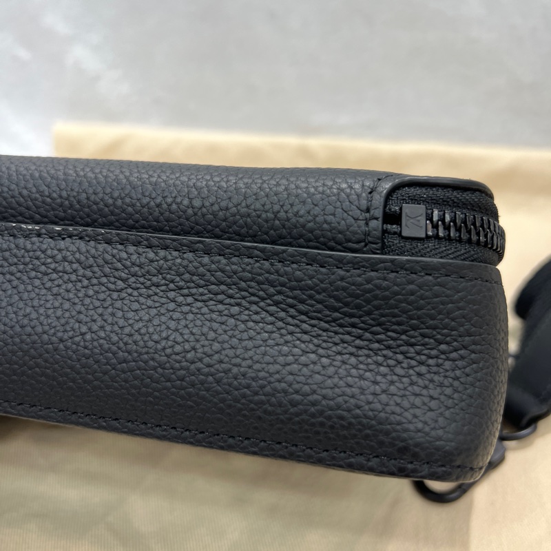 Louis Vuitton 黑色粒面小牛皮郵差包(I677)-17