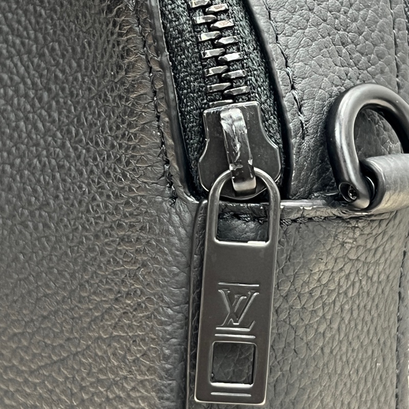 Louis Vuitton 黑色粒面小牛皮郵差包(I677)-25
