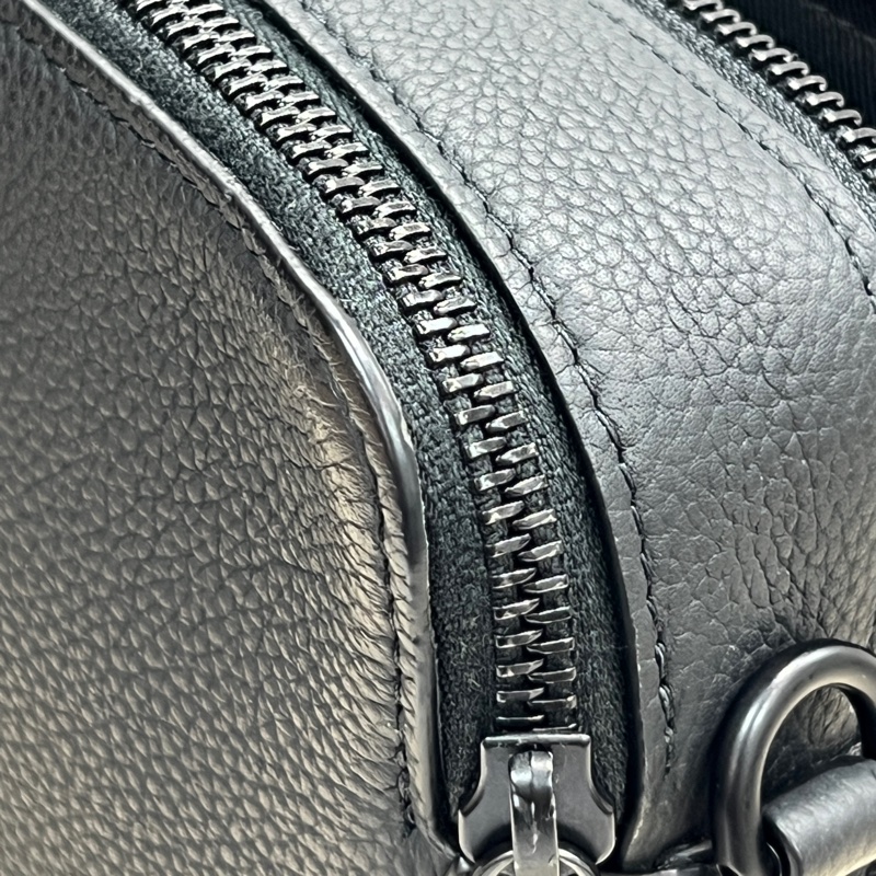 Louis Vuitton 黑色粒面小牛皮郵差包(I677)-26