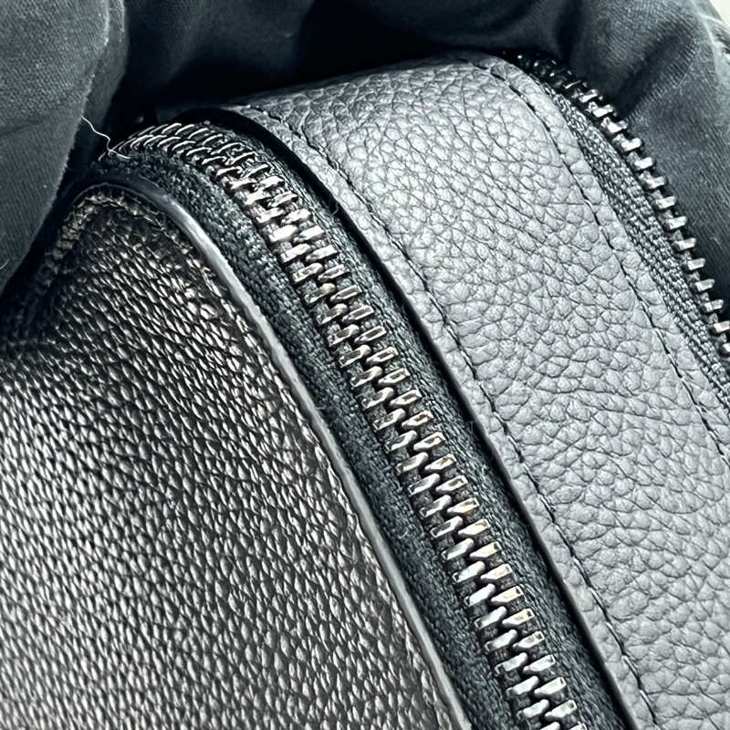 Louis Vuitton 黑色粒面小牛皮郵差包(I677)-29