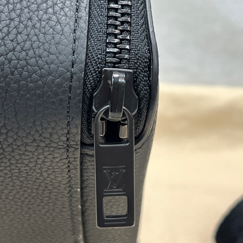 Louis Vuitton 黑色粒面小牛皮郵差包(I677)-31