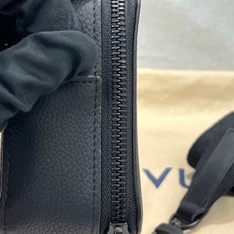 Louis Vuitton 黑色粒面小牛皮郵差包(I677)-32