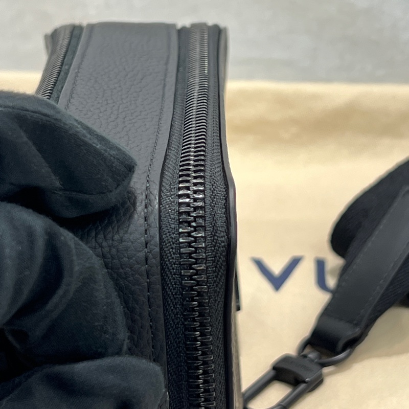 Louis Vuitton 黑色粒面小牛皮郵差包(I677)-33