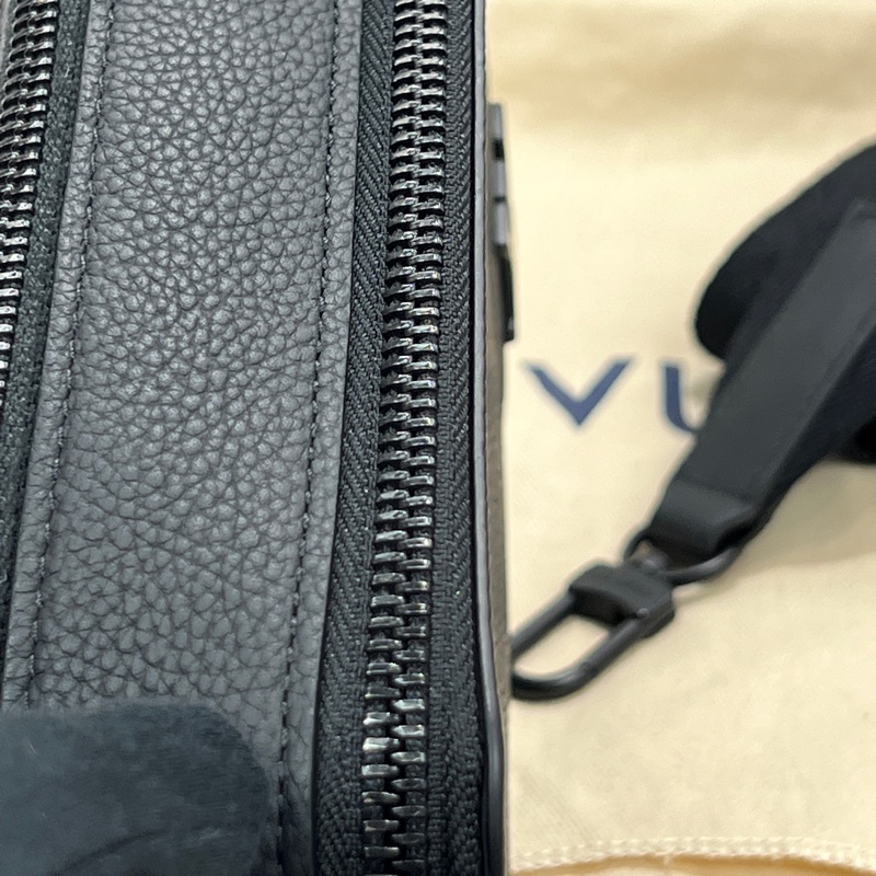 Louis Vuitton 黑色粒面小牛皮郵差包(I677)-34