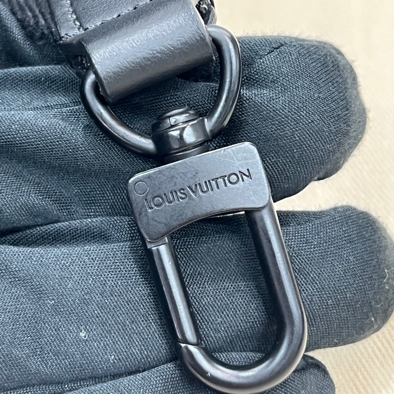 Louis Vuitton 黑色粒面小牛皮郵差包(I677)-37