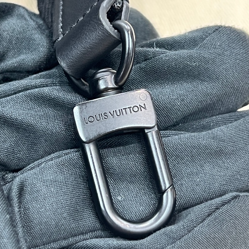 Louis Vuitton 黑色粒面小牛皮郵差包(I677)-38