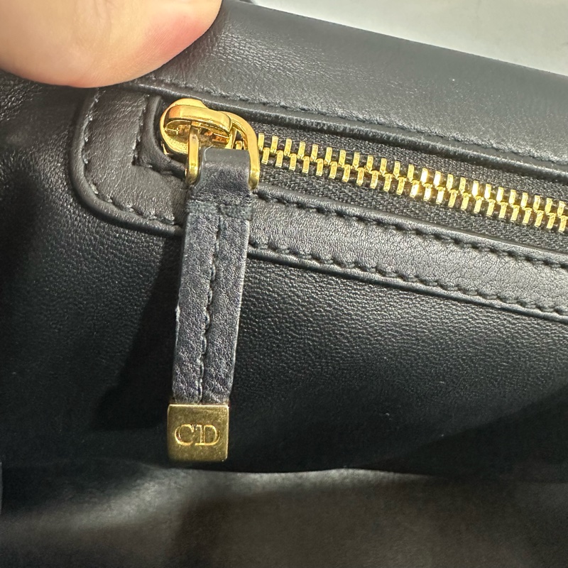 Dior M9243 黑皮金釦caro斜背包 大號-43