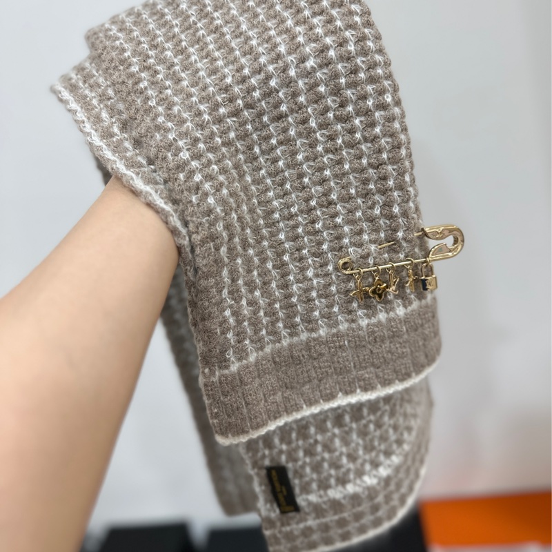 LV 路易威登 卡其 羊毛 別針 吊飾 圍巾-1