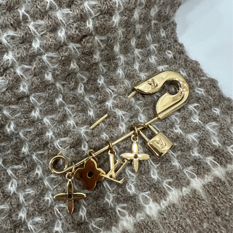 LV 路易威登 卡其 羊毛 別針 吊飾 圍巾-7