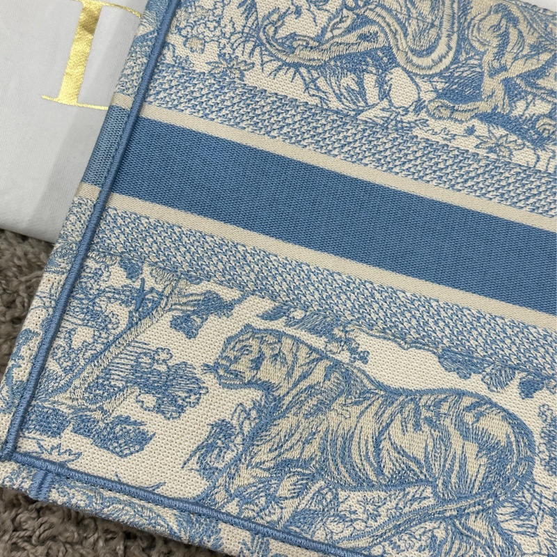 Dior booktote Toile de Jouy 刺繡-3
