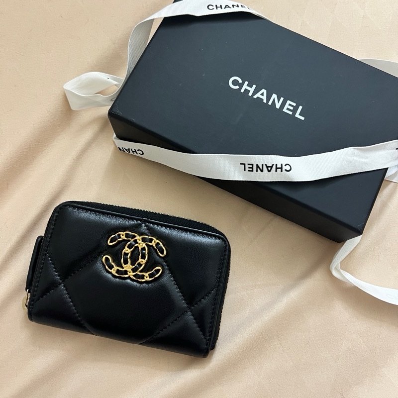 情人節女友開心送禮｜CHANEL 香奈兒 19系列經典金屬LOGO菱紋小羊皮拉鍊零錢包(黑色)-1