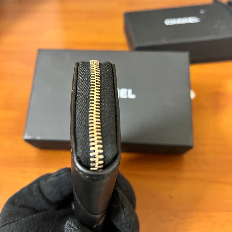 情人節女友開心送禮｜CHANEL 香奈兒 19系列經典金屬LOGO菱紋小羊皮拉鍊零錢包(黑色)-4