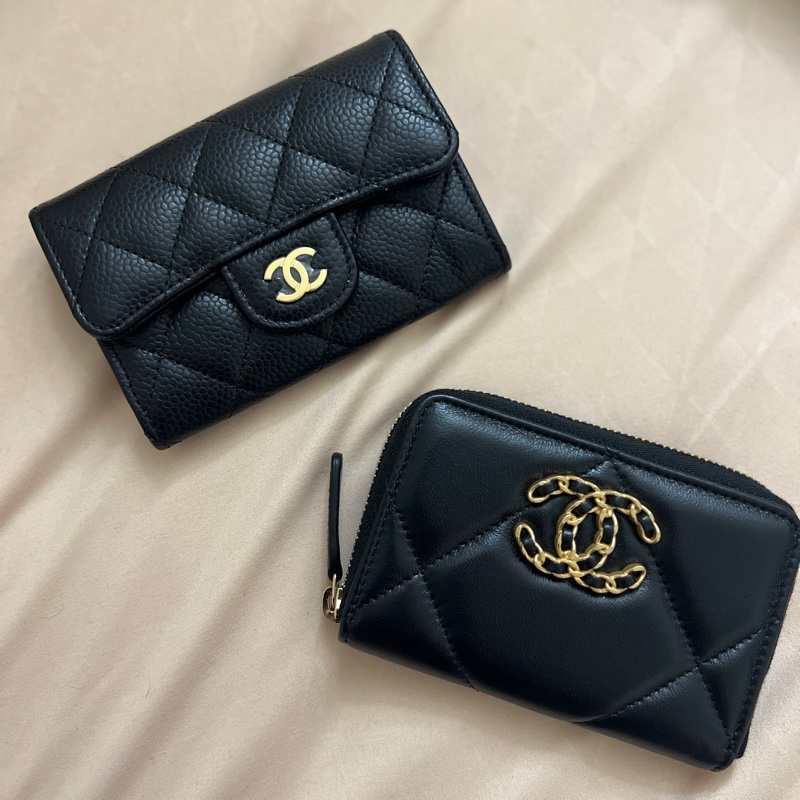 討女友開心情人節禮物💝|CHANEL 香奈兒 經典金色雙C LOGO菱格粒紋暗釦卡夾/零錢包-0