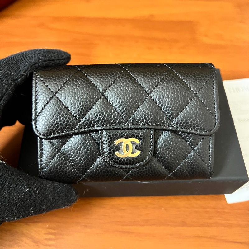 討女友開心情人節禮物💝|CHANEL 香奈兒 經典金色雙C LOGO菱格粒紋暗釦卡夾/零錢包-1