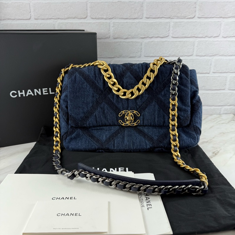 香奈兒CHANEL 19系列經典雙C LOGO菱格紋單寧布 金色鍊帶 中號 手提/肩背/ 斜背包(牛仔深藍色)-0