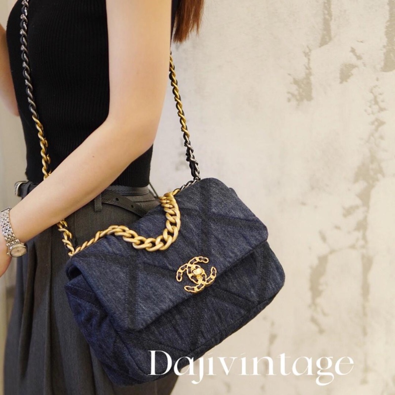 香奈兒CHANEL 19系列經典雙C LOGO菱格紋單寧布 金色鍊帶 中號 手提/肩背/ 斜背包(牛仔深藍色)-2