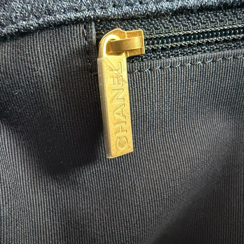 香奈兒CHANEL 19系列經典雙C LOGO菱格紋單寧布 金色鍊帶 中號 手提/肩背/ 斜背包(牛仔深藍色)-16