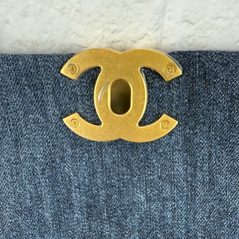 香奈兒CHANEL 19系列經典雙C LOGO菱格紋單寧布 金色鍊帶 中號 手提/肩背/ 斜背包(牛仔深藍色)-18