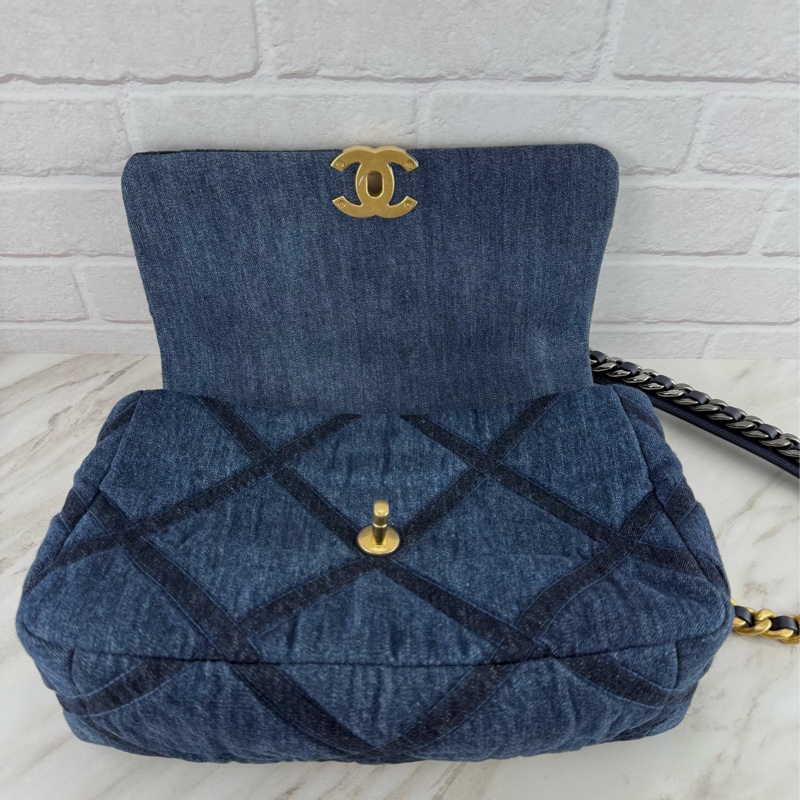 香奈兒CHANEL 19系列經典雙C LOGO菱格紋單寧布 金色鍊帶 中號 手提/肩背/ 斜背包(牛仔深藍色)-20