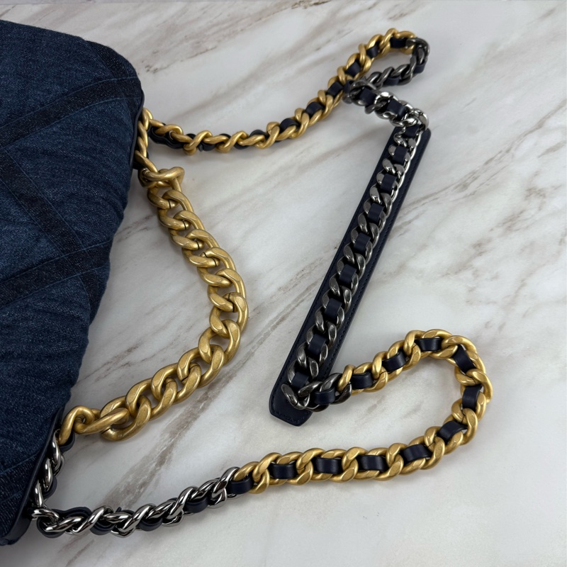 香奈兒CHANEL 19系列經典雙C LOGO菱格紋單寧布 金色鍊帶 中號 手提/肩背/ 斜背包(牛仔深藍色)-22