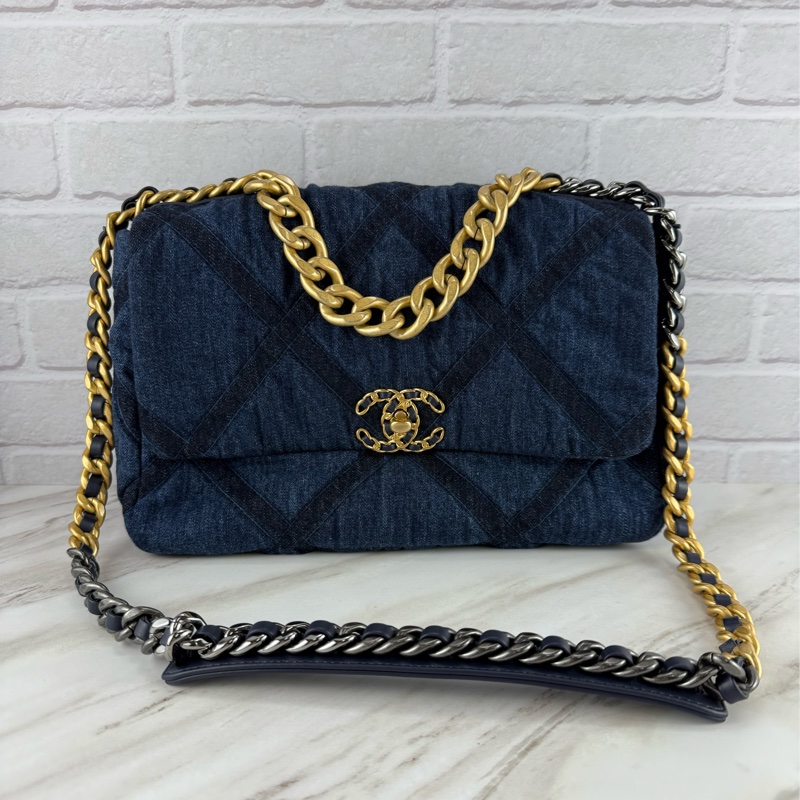 香奈兒CHANEL 19系列經典雙C LOGO菱格紋單寧布 金色鍊帶 中號 手提/肩背/ 斜背包(牛仔深藍色)-25