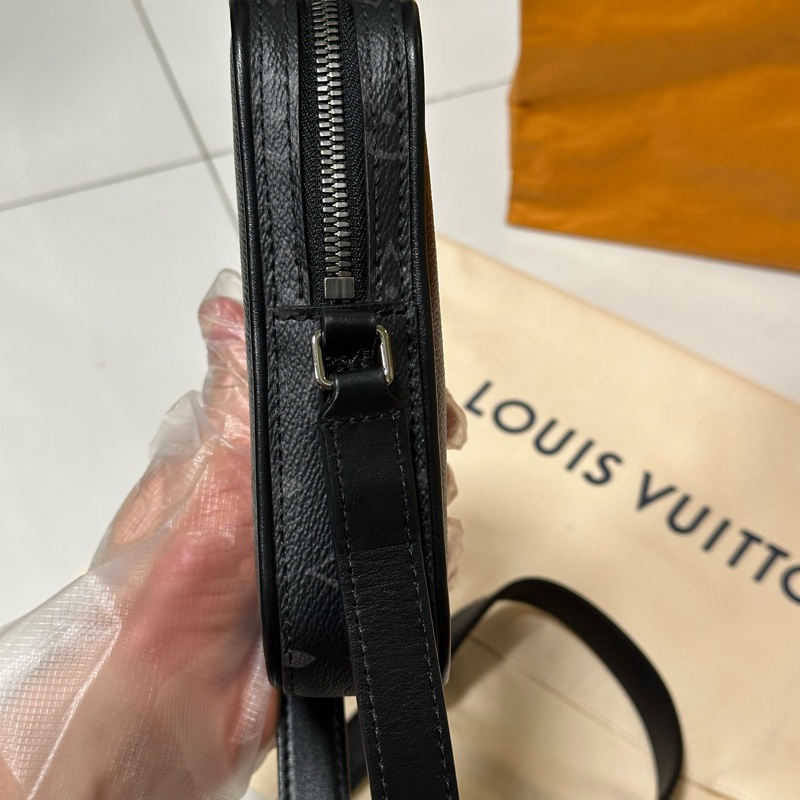 Louis Vuitton LV路易威登 Danube PPM 帆布漫畫印花拉鍊斜背包(M45928-黑灰)-2