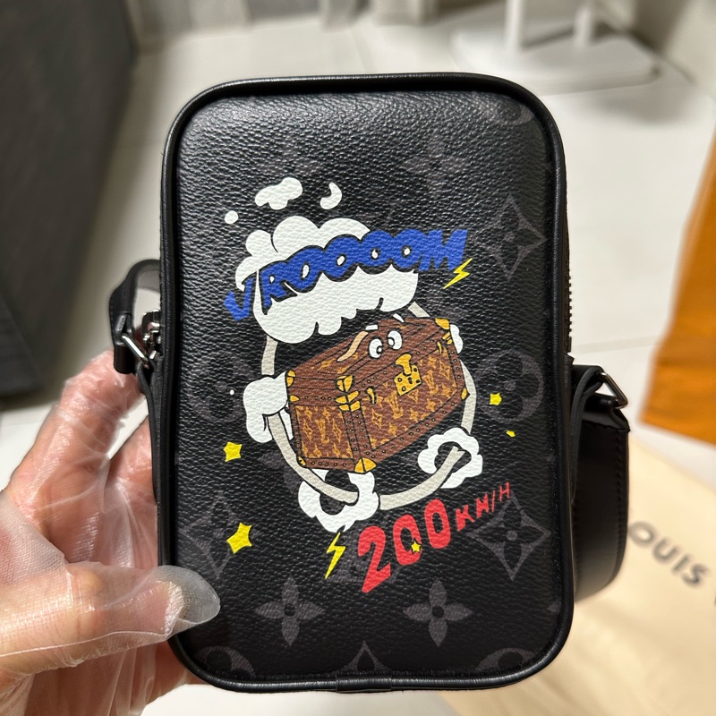 Louis Vuitton LV路易威登 Danube PPM 帆布漫畫印花拉鍊斜背包(M45928-黑灰)-5