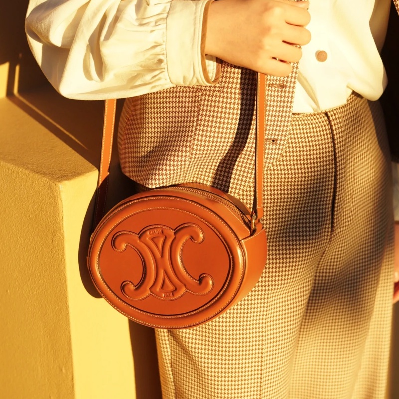 百搭必入款🤩Celine焦糖棕色凱旋門大logo光面牛皮月餅包🥮-1